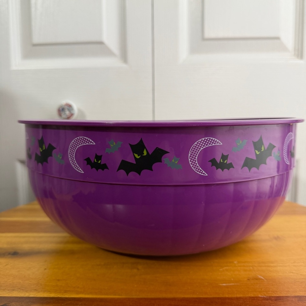Halloween 7 quart purple plastic bowl
